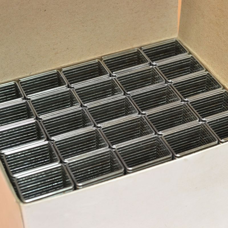 caja_repuestos_corchetes_grapas_corchetera_neumatica_puma_at3001_2